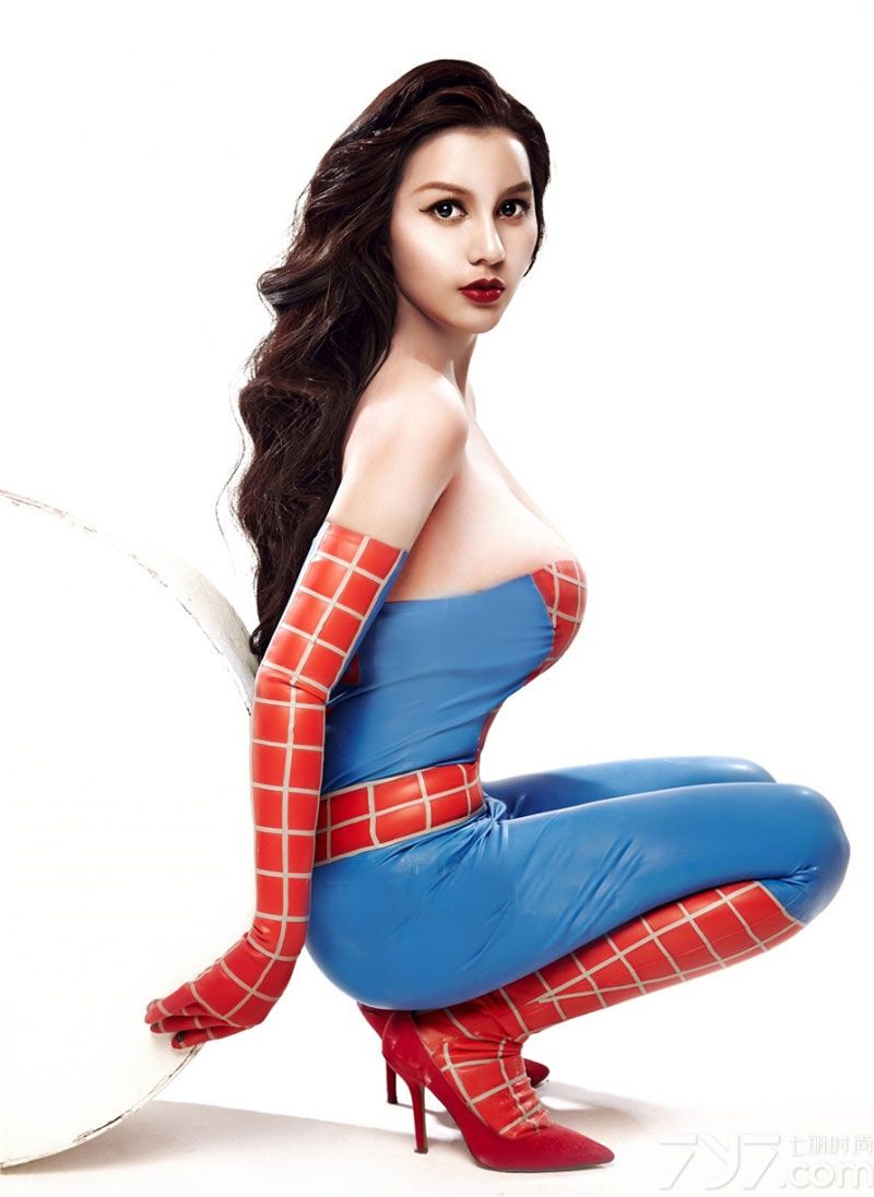 有内地「第一G奶女神」之称的歌手苏梓玲,因拍摄《丰乳肥臀》主题写真而走红网络，今天为大家分享她的一组最新写真图片，身穿帅气的蜘蛛侠服饰，露出丰满圆润丰胸，是一只十足性感诱惑的蜘蛛侠。