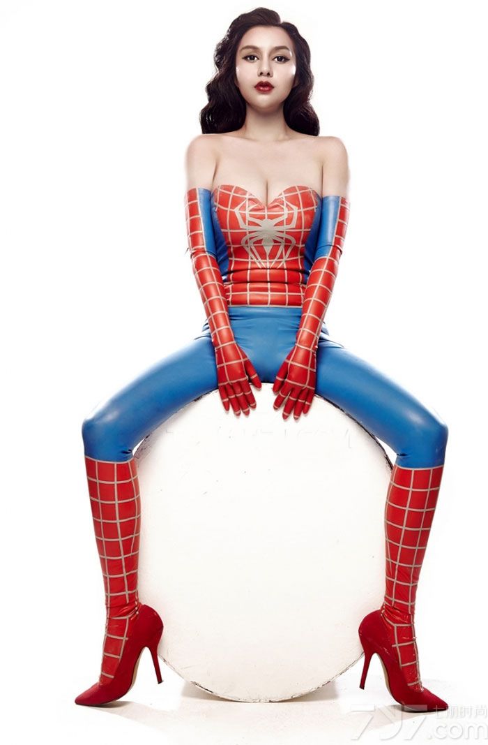 有内地「第一G奶女神」之称的歌手苏梓玲,因拍摄《丰乳肥臀》主题写真而走红网络，今天为大家分享她的一组最新写真图片，身穿帅气的蜘蛛侠服饰，露出丰满圆润丰胸，是一只十足性感诱惑的蜘蛛侠。