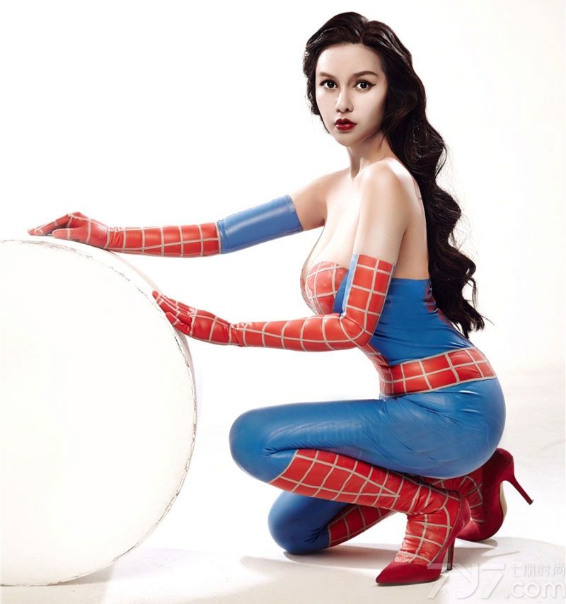 有内地「第一G奶女神」之称的歌手苏梓玲,因拍摄《丰乳肥臀》主题写真而走红网络，今天为大家分享她的一组最新写真图片，身穿帅气的蜘蛛侠服饰，露出丰满圆润丰胸，是一只十足性感诱惑的蜘蛛侠。