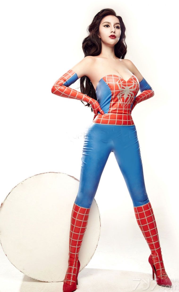 有内地「第一G奶女神」之称的歌手苏梓玲,因拍摄《丰乳肥臀》主题写真而走红网络，今天为大家分享她的一组最新写真图片，身穿帅气的蜘蛛侠服饰，露出丰满圆润丰胸，是一只十足性感诱惑的蜘蛛侠。