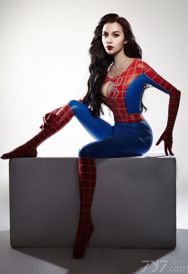 有内地「第一G奶女神」之称的歌手苏梓玲,因拍摄《丰乳肥臀》主题写真而走红网络，今天为大家分享她的一组最新写真图片，身穿帅气的蜘蛛侠服饰，露出丰满圆润丰胸，是一只十足性感诱惑的蜘蛛侠。