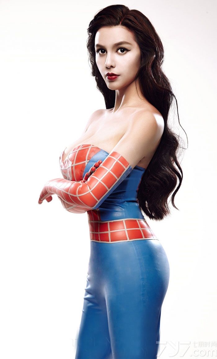 有内地「第一G奶女神」之称的歌手苏梓玲,因拍摄《丰乳肥臀》主题写真而走红网络，今天为大家分享她的一组最新写真图片，身穿帅气的蜘蛛侠服饰，露出丰满圆润丰胸，是一只十足性感诱惑的蜘蛛侠。