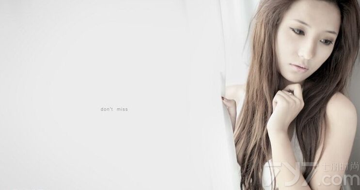 这组性感美女闺房唯美写真图片，充满了唯美致命诱惑的画面，展示了宛如性感女神的性感魅力。白皙肌肤以及完美的火辣身材令人难以转移视线，挡不住的性感令人窒息。分享性感美女闺房写真图片，火辣曲线太有致命魅惑。