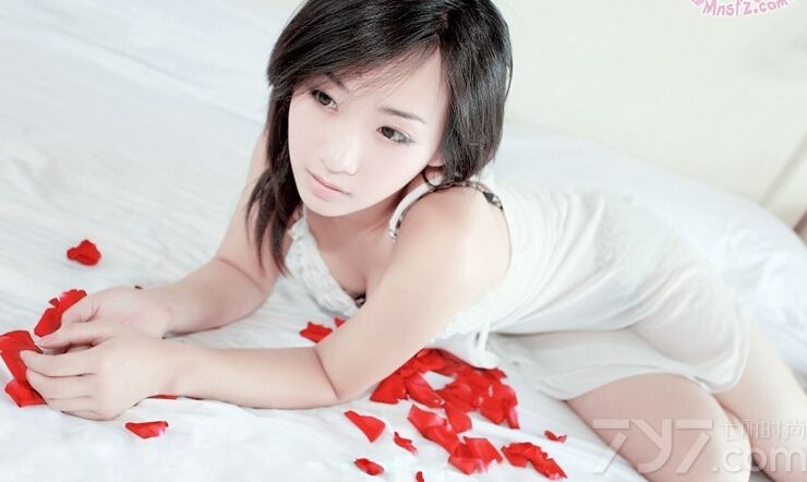 这组性感美女闺房唯美写真图片，充满了唯美致命诱惑的画面，展示了宛如性感女神的性感魅力。白皙肌肤以及完美的火辣身材令人难以转移视线，挡不住的性感令人窒息。分享性感美女闺房写真图片，火辣曲线太有致命魅惑。