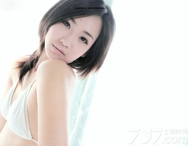 这组性感美女闺房唯美写真图片，充满了唯美致命诱惑的画面，展示了宛如性感女神的性感魅力。白皙肌肤以及完美的火辣身材令人难以转移视线，挡不住的性感令人窒息。分享性感美女闺房写真图片，火辣曲线太有致命魅惑。