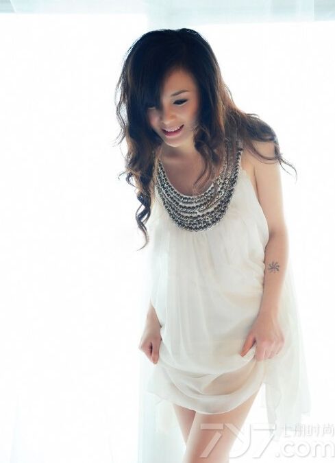 这组性感美女闺房唯美写真图片，充满了唯美致命诱惑的画面，展示了宛如性感女神的性感魅力。白皙肌肤以及完美的火辣身材令人难以转移视线，挡不住的性感令人窒息。分享性感美女闺房写真图片，火辣曲线太有致命魅惑。