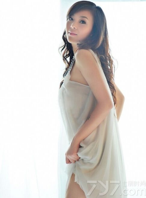 这组性感美女闺房唯美写真图片，充满了唯美致命诱惑的画面，展示了宛如性感女神的性感魅力。白皙肌肤以及完美的火辣身材令人难以转移视线，挡不住的性感令人窒息。分享性感美女闺房写真图片，火辣曲线太有致命魅惑。