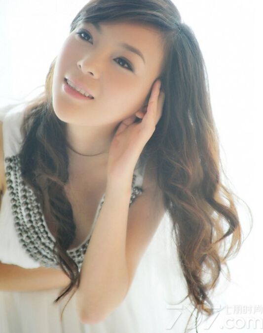 这组性感美女闺房唯美写真图片，充满了唯美致命诱惑的画面，展示了宛如性感女神的性感魅力。白皙肌肤以及完美的火辣身材令人难以转移视线，挡不住的性感令人窒息。分享性感美女闺房写真图片，火辣曲线太有致命魅惑。