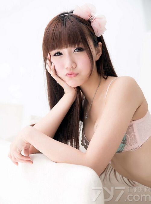 这位日系美女的长相十分可爱甜美，粉色的蕾丝内衣加上头饰让整个人看起来青春活力十足。嘟嘴卖萌的表情瞬间迷晕不少宅男，下面就一起来看看这组性感内衣图片吧，粉嫩卡哇伊美女卖萌哦。
