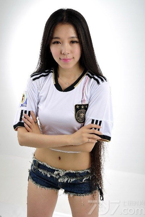足球宝贝一直是宅男们休闲娱乐的看点之一，她们不仅面容较好，身材更是性感火辣。今天就为大家分享具有小小徐若瑄之称的性感美女写真，短衣短裤，秀性感小蛮腰与修长美腿，诱惑十足。