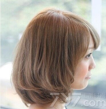 2014年接近尾声了，马上就要迎来2015年了，你也想要一款漂亮的发型来迎接新年的到来吗？没问题，今天就为大家带来几款2015年最新短发发型，瘦脸可爱兼备。