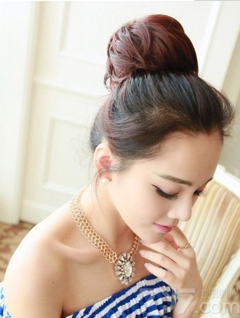 夏季太过炎热，长头发的妹子们都会美美的盘起头发，今天邀你一起欣赏姑娘们的各色花苞头和丸子头，说不定还能带给你灵感，设计出一款独一无二只适合你的丸子头呢！来看看吧！