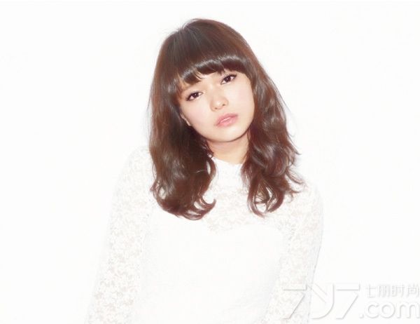 这几年很流行卷发，卷发把女生的那种慵懒感觉刻画的很玲珑。对于不同长度的头发有不同的卷法，但染成栗色会比较有柔美感。下面就为大家介绍几款毛茸茸栗色卷发发型！