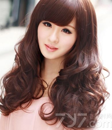 时尚甜美的韩式卷发发型一直都是现在女生最喜爱的。它不但能够修饰不够完美的脸型,突出精致的五官,更能在平凡的生活中增添一份色彩。今天为大家分享优雅又不失活泼可爱的韩式烫发发型，一起来看看吧！