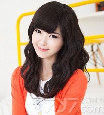 时尚甜美的韩式卷发发型一直都是现在女生最喜爱的。它不但能够修饰不够完美的脸型,突出精致的五官,更能在平凡的生活中增添一份色彩。今天为大家分享优雅又不失活泼可爱的韩式烫发发型，一起来看看吧！