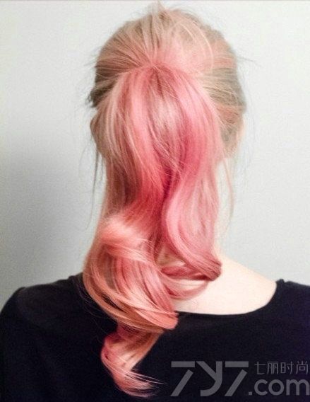 冬季最新的长发烫发种类，大波浪加上时尚的染发颜色，潮味十足，这次推荐的几款长卷发，层次感的修剪营造包覆感，巧妙修颜同时有可以让你动感活力，还有女人的妩媚。