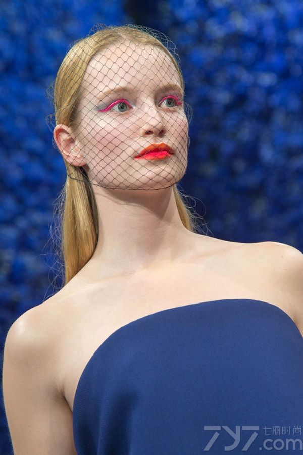 成为迪奥Dior后台一员是许多年轻化妆师和发型师的梦想，这意味着每年最壮观的时装SHOW上，都有可能展现出你所设计的引人入胜的彩妆或者是创意十足的发型，让你一举成名！这是一个令人印象深刻的壮举，T台妆发往往要融入高度的化妆技巧和错综复杂的结构设计。从迪奥Dior历届秀场T台创意妆发，我们可以看出迪奥一直都在不断创意，以更精致和让人异想不到的妆发来冲击众人的眼球，一起来看看！
