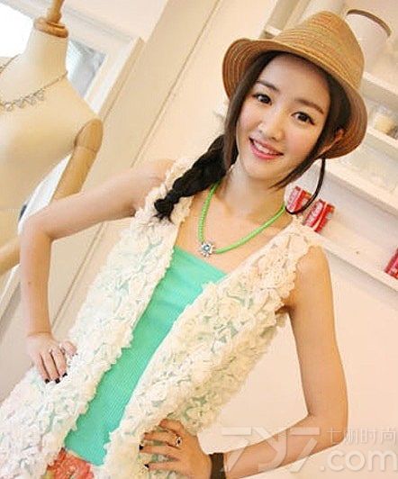 辫子对大家来说并不陌生，每个女生的童年中都有过扎辫子的经历，纯真的时代辫子也代表着清纯。今天展示的这组简单的韩式瘦脸扎辫子发型好看又瘦脸，辫子注入了潮流时尚的气息，采用拧转的方式，把时尚质感凸现出来，女生的五官在这款发型的衬托下，显得娇小迷人，同时也增添了浓浓的潮流范。