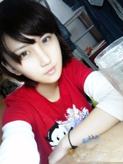 <p>长发校花见多了，来参观下不一样的短发校花吧！拥有&ldquo;短发美女&rdquo;之称的卢六六，除了清丽脱俗的气质，身上还有着女孩所特有的坚韧和智慧，身材美貌一直保持得相当完美。她可是华中师范大学武汉传媒学院2008级的校花哦！最后凭借着网络在校花美女网走红。</p>