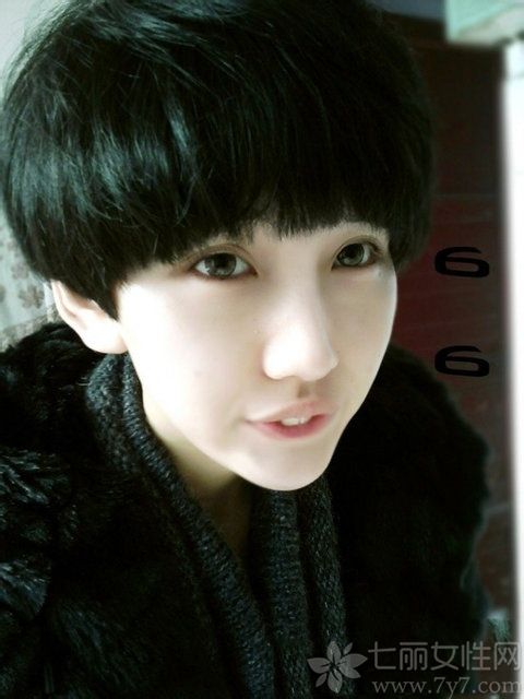 <p>长发校花见多了，来参观下不一样的短发校花吧！拥有&ldquo;短发美女&rdquo;之称的卢六六，除了清丽脱俗的气质，身上还有着女孩所特有的坚韧和智慧，身材美貌一直保持得相当完美。她可是华中师范大学武汉传媒学院2008级的校花哦！最后凭借着网络在校花美女网走红。</p>