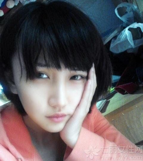 <p>长发校花见多了，来参观下不一样的短发校花吧！拥有&ldquo;短发美女&rdquo;之称的卢六六，除了清丽脱俗的气质，身上还有着女孩所特有的坚韧和智慧，身材美貌一直保持得相当完美。她可是华中师范大学武汉传媒学院2008级的校花哦！最后凭借着网络在校花美女网走红。</p>