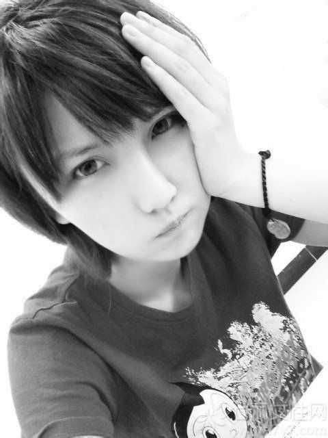 <p>长发校花见多了，来参观下不一样的短发校花吧！拥有&ldquo;短发美女&rdquo;之称的卢六六，除了清丽脱俗的气质，身上还有着女孩所特有的坚韧和智慧，身材美貌一直保持得相当完美。她可是华中师范大学武汉传媒学院2008级的校花哦！最后凭借着网络在校花美女网走红。</p>