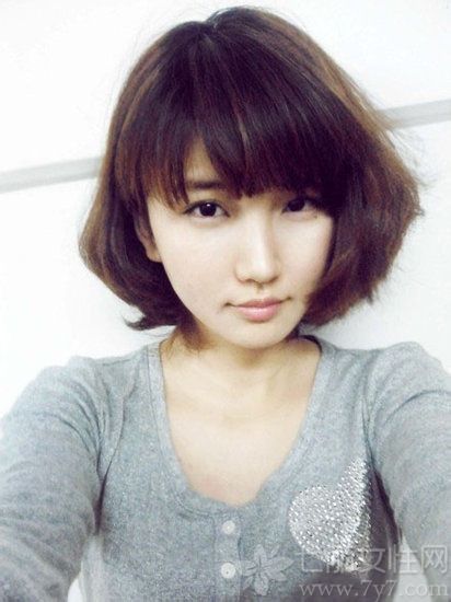 <p>长发校花见多了，来参观下不一样的短发校花吧！拥有&ldquo;短发美女&rdquo;之称的卢六六，除了清丽脱俗的气质，身上还有着女孩所特有的坚韧和智慧，身材美貌一直保持得相当完美。她可是华中师范大学武汉传媒学院2008级的校花哦！最后凭借着网络在校花美女网走红。</p>