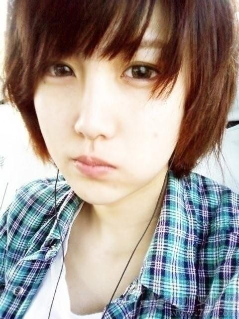 <p>长发校花见多了，来参观下不一样的短发校花吧！拥有&ldquo;短发美女&rdquo;之称的卢六六，除了清丽脱俗的气质，身上还有着女孩所特有的坚韧和智慧，身材美貌一直保持得相当完美。她可是华中师范大学武汉传媒学院2008级的校花哦！最后凭借着网络在校花美女网走红。</p>