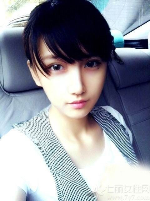 <p>长发校花见多了，来参观下不一样的短发校花吧！拥有&ldquo;短发美女&rdquo;之称的卢六六，除了清丽脱俗的气质，身上还有着女孩所特有的坚韧和智慧，身材美貌一直保持得相当完美。她可是华中师范大学武汉传媒学院2008级的校花哦！最后凭借着网络在校花美女网走红。</p>