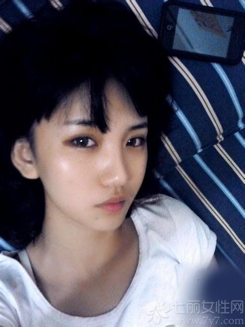 <p>长发校花见多了，来参观下不一样的短发校花吧！拥有&ldquo;短发美女&rdquo;之称的卢六六，除了清丽脱俗的气质，身上还有着女孩所特有的坚韧和智慧，身材美貌一直保持得相当完美。她可是华中师范大学武汉传媒学院2008级的校花哦！最后凭借着网络在校花美女网走红。</p>