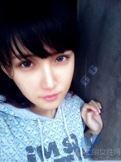 <p>长发校花见多了，来参观下不一样的短发校花吧！拥有&ldquo;短发美女&rdquo;之称的卢六六，除了清丽脱俗的气质，身上还有着女孩所特有的坚韧和智慧，身材美貌一直保持得相当完美。她可是华中师范大学武汉传媒学院2008级的校花哦！最后凭借着网络在校花美女网走红。</p>