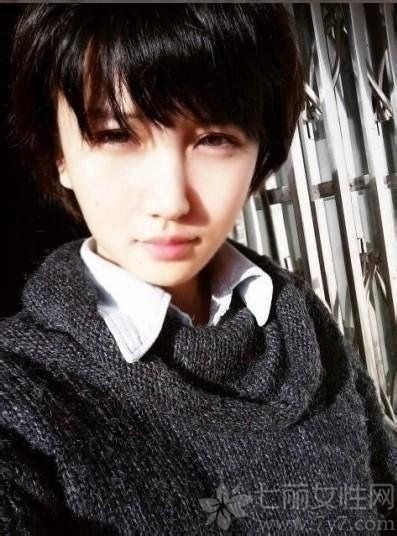 <p>长发校花见多了，来参观下不一样的短发校花吧！拥有&ldquo;短发美女&rdquo;之称的卢六六，除了清丽脱俗的气质，身上还有着女孩所特有的坚韧和智慧，身材美貌一直保持得相当完美。她可是华中师范大学武汉传媒学院2008级的校花哦！最后凭借着网络在校花美女网走红。</p>