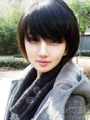 <p>长发校花见多了，来参观下不一样的短发校花吧！拥有&ldquo;短发美女&rdquo;之称的卢六六，除了清丽脱俗的气质，身上还有着女孩所特有的坚韧和智慧，身材美貌一直保持得相当完美。她可是华中师范大学武汉传媒学院2008级的校花哦！最后凭借着网络在校花美女网走红。</p>