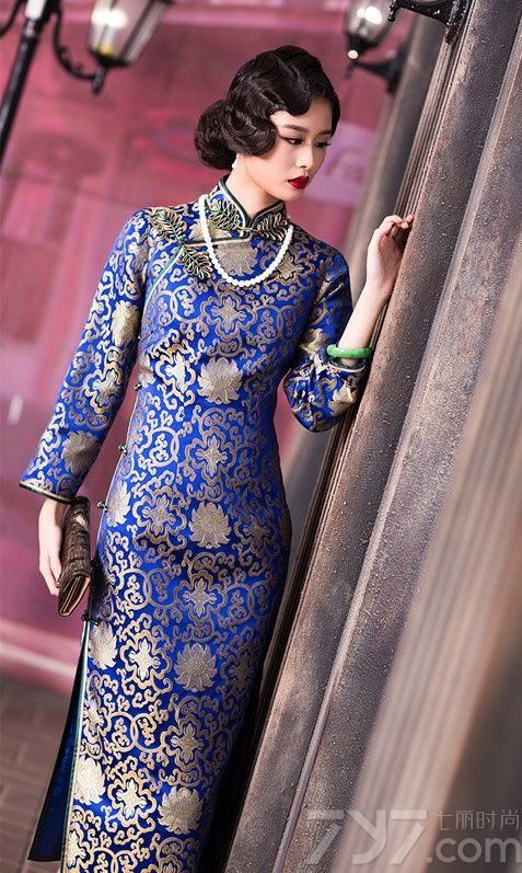 女人的气质优雅何以体现？除了着装就是化妆。什么样的妆面能让人看上去优雅复古呢？下面一起来看看气质超然复古红唇妆图片，让大红唇提亮你的肤色，修饰你的好气色，让你成为众人的焦点，可别忘了融入贴近生活的大地色眼妆哦！