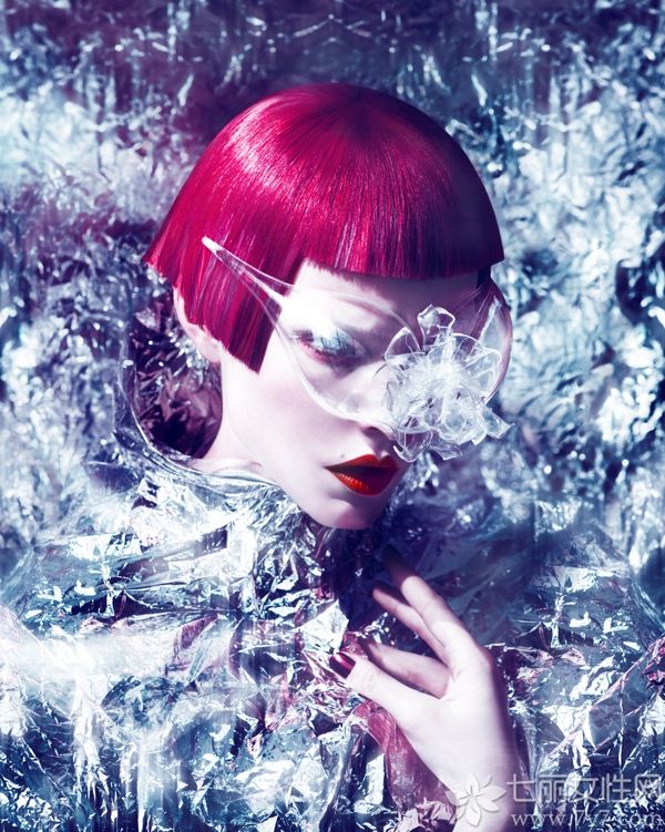 欧美妆容主要体现在大气、冷峻、深邃上，用浓厚的紫色烟熏妆来展现出欧美妆容的个性非常合适，梦幻又感性的紫色妆面+冷艳高贵的服饰，在光线与镜头的交错中，达人显得异常美丽，下面一起来看看欧美美女烟熏妆容图片示范，营造出梦幻紫色系空灵感。
