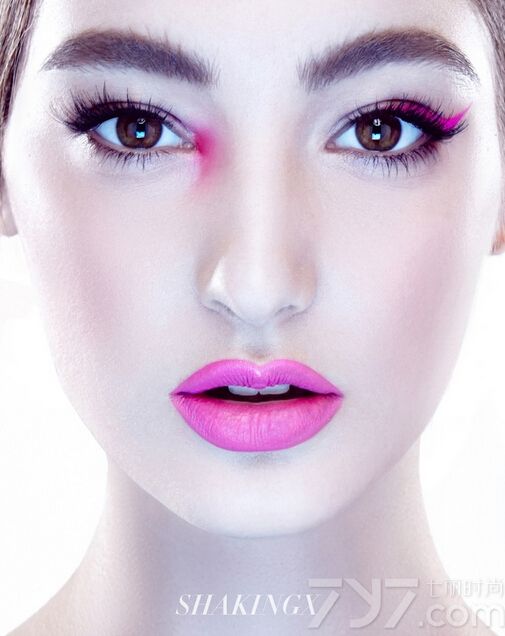 想要了解流行趋势，可以多多看看高端大气上档次的彩妆大片，今天为你带来一组潮流时尚的彩妆图片，精致的唇妆就是重点，不仅更显高贵气质，整个妆容看起来也特别有范哦。
