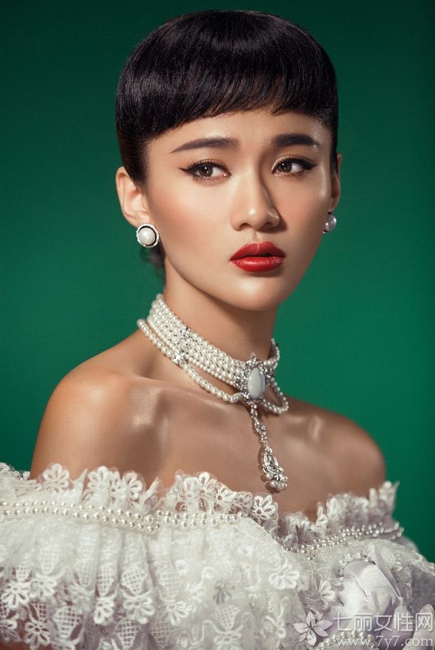 西洋风格的引进，让中式婚礼已经满满远去，中式妆容打造出满满的中国风味，粗眉红唇呈现出独具风味的复古感，上挑的眼线妩媚多姿，深浅的轮廓展现出立体小脸，下面一起来看看新娘复古妆容造型写真图片吧！