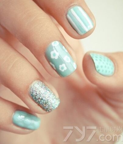 浪漫的春天来了，万物都开始苏醒，当然美丽的指甲也不能落后。下面为大家带来2015最时尚小清新美甲图片，靓丽的色彩与活跃的春季相呼应，给你带来指尖上的舞动春天。