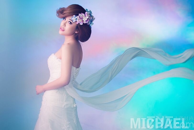 想要很好的学会化妆，最重要的就是先提高自己的审美能力，找到适合自己的妆容。今天就为你带来一组最新时尚彩妆大片，蓝色系与紫色系搭配在一起非常养眼，给人一种很梦幻的感觉。
