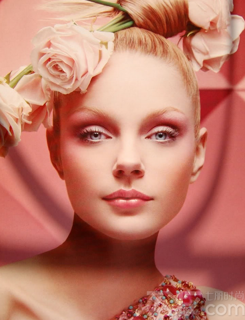 粉色是少女色的代表，相信每个女性对于粉色都会爱不释手，不管是服饰还是一些造型上，除了能衬托少女的甜美清新气息之外，用闪亮的元素与粉色一起塑造一种别具一格的女王妆容，分享一组粉色彩妆妆容图片汇集，看甜美少女色如何塑造出高贵优雅的女王魅力。
