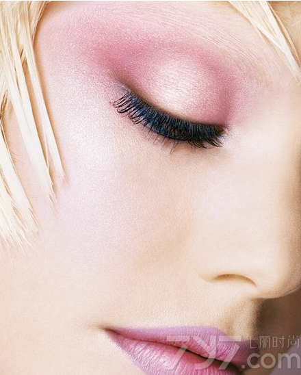 粉色是少女色的代表，相信每个女性对于粉色都会爱不释手，不管是服饰还是一些造型上，除了能衬托少女的甜美清新气息之外，用闪亮的元素与粉色一起塑造一种别具一格的女王妆容，分享一组粉色彩妆妆容图片汇集，看甜美少女色如何塑造出高贵优雅的女王魅力。