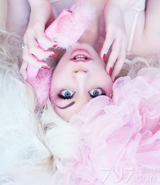 粉色是少女色的代表，相信每个女性对于粉色都会爱不释手，不管是服饰还是一些造型上，除了能衬托少女的甜美清新气息之外，用闪亮的元素与粉色一起塑造一种别具一格的女王妆容，分享一组粉色彩妆妆容图片汇集，看甜美少女色如何塑造出高贵优雅的女王魅力。