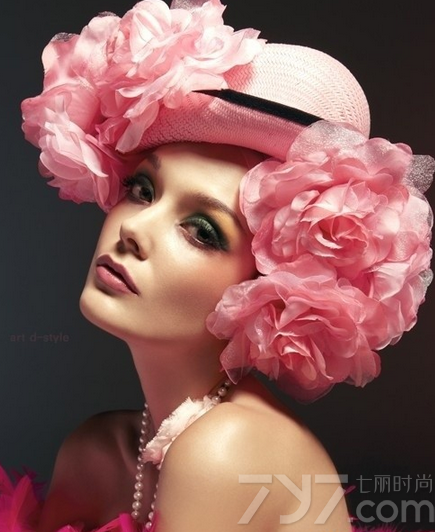 粉色是少女色的代表，相信每个女性对于粉色都会爱不释手，不管是服饰还是一些造型上，除了能衬托少女的甜美清新气息之外，用闪亮的元素与粉色一起塑造一种别具一格的女王妆容，分享一组粉色彩妆妆容图片汇集，看甜美少女色如何塑造出高贵优雅的女王魅力。