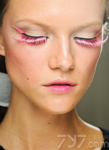 粉色是少女色的代表，相信每个女性对于粉色都会爱不释手，不管是服饰还是一些造型上，除了能衬托少女的甜美清新气息之外，用闪亮的元素与粉色一起塑造一种别具一格的女王妆容，分享一组粉色彩妆妆容图片汇集，看甜美少女色如何塑造出高贵优雅的女王魅力。