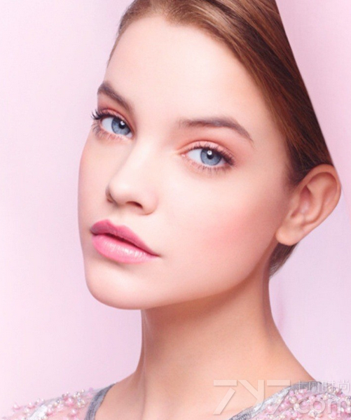 粉色是少女色的代表，相信每个女性对于粉色都会爱不释手，不管是服饰还是一些造型上，除了能衬托少女的甜美清新气息之外，用闪亮的元素与粉色一起塑造一种别具一格的女王妆容，分享一组粉色彩妆妆容图片汇集，看甜美少女色如何塑造出高贵优雅的女王魅力。
