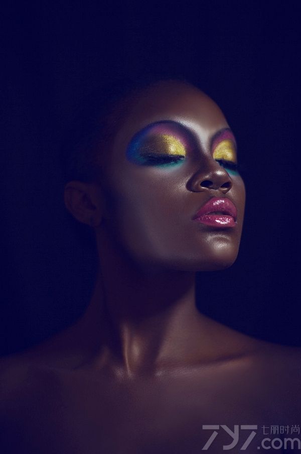 彩妆是千变万化的，当黝黑的肌肤巧用绚丽的浓妆会擦出怎样的火花呢？色彩与质感的变化描绘出各色华美，流彩绚丽的美眸让黑美人演绎出真正的魅惑，抢眼的动感双唇让她如同画中人，黝黑肌肤绚丽彩妆性感图片和你分享，将魅惑写真进行到底吧！