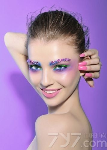 夸张的妆面提升了欧美怪咖的魅力，这些妆容都具有相同的特点，就是注重眼妆的描绘。在采用了浓抹的眼妆后，大大诠释了整体妆面的浓艳之感，凸显出大牌范，这些妆容也是很多时尚杂志典范，下面一起来看看欧美时尚烟熏彩妆图片，打造潮流怪咖不走寻常路。