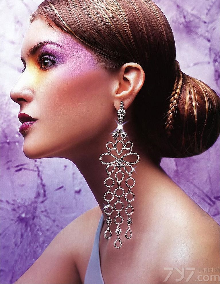 夸张的妆面提升了欧美怪咖的魅力，这些妆容都具有相同的特点，就是注重眼妆的描绘。在采用了浓抹的眼妆后，大大诠释了整体妆面的浓艳之感，凸显出大牌范，这些妆容也是很多时尚杂志典范，下面一起来看看欧美时尚烟熏彩妆图片，打造潮流怪咖不走寻常路。