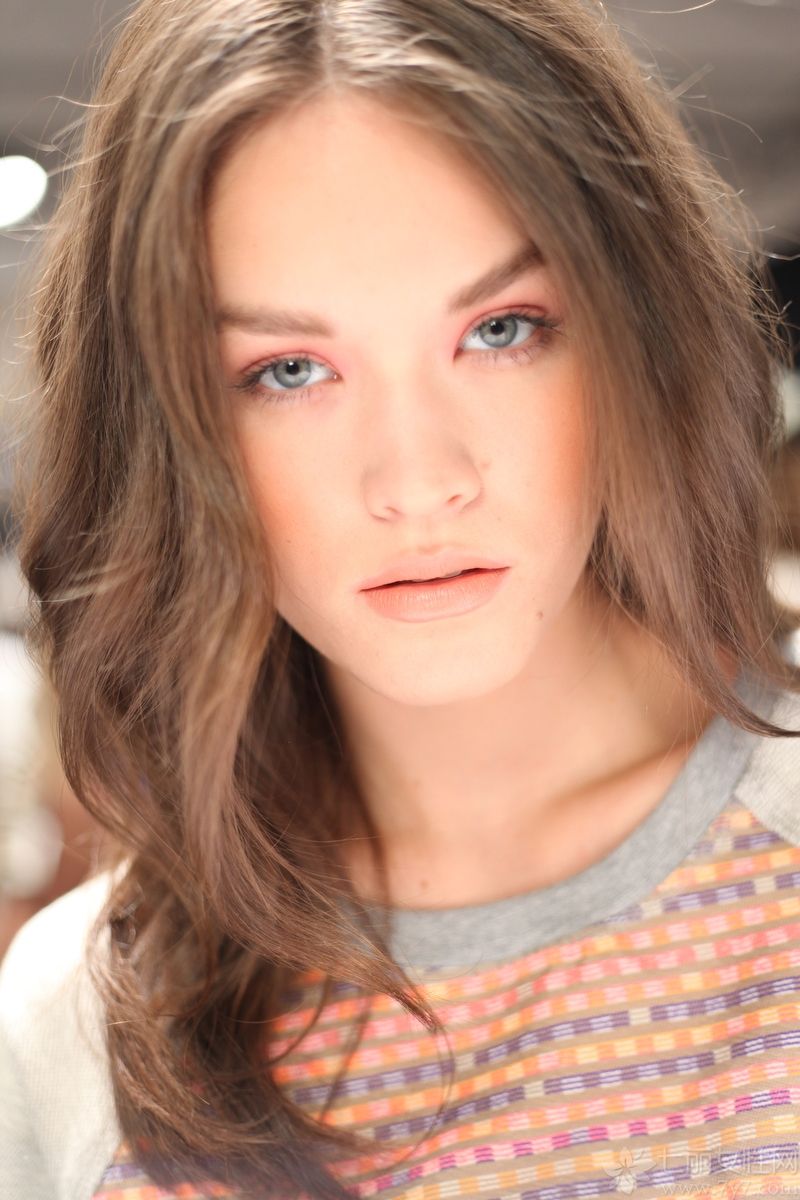 彩妆是很多女生生活中都不可缺少的一种时尚，不管是什么样的妆容都是经过流行的传递才能到达我们的生活当中。而这组彩妆中有清纯清新淡妆、欧美大牌的复古烟熏妆，又或者是华丽舞会的烈焰红唇，无一不是女生们都想尝试的妆容，下面就跟小编一起来看看吧！