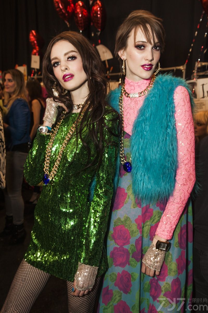 彩妆是很多女生生活中都不可缺少的一种时尚，不管是什么样的妆容都是经过流行的传递才能到达我们的生活当中。而这组彩妆中有清纯清新淡妆、欧美大牌的复古烟熏妆，又或者是华丽舞会的烈焰红唇，无一不是女生们都想尝试的妆容，下面就跟小编一起来看看吧！